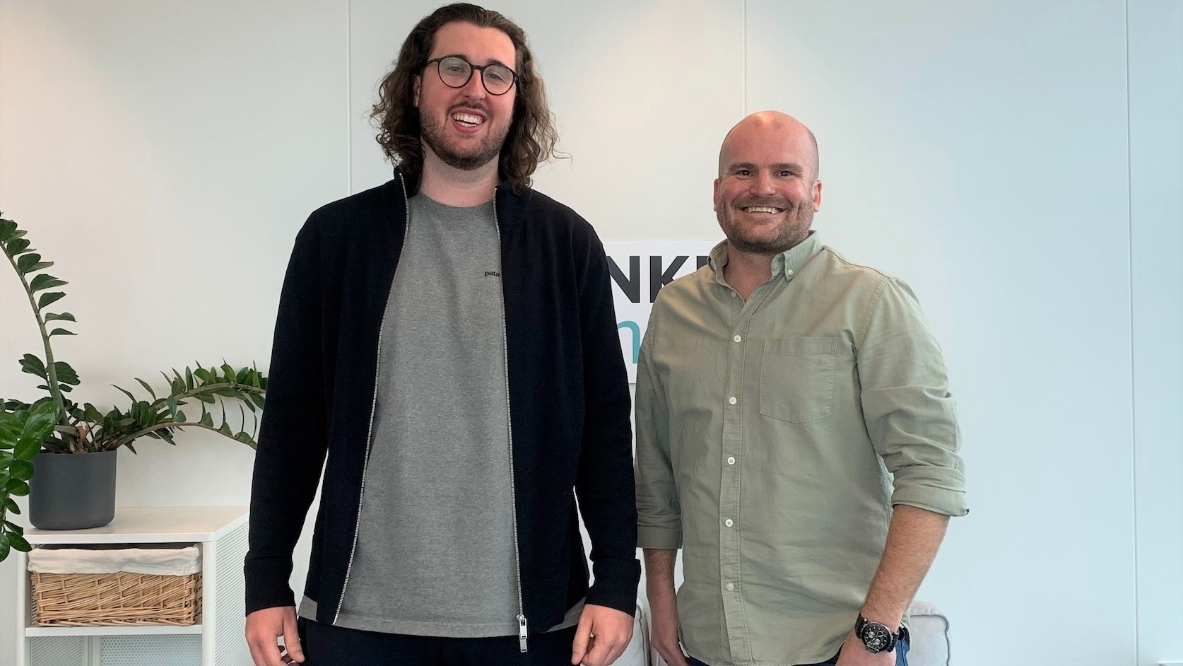 Schenker Ventures investiert in Warehousing1 - Nils Aschmann (l.), Gründer und CEO von Warehousing1, und Patric Hoffmann (r.), Leiter von Schenker Ventures - Quelle: DB Schenker