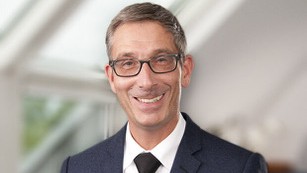 Wettbewerb statt Regulierung - Univ.-Prof. Dr. Andre Schmidt ist seit Juli 2008 Inhaber des Lehrstuhls für Makroökonomik und Internationale Wirtschaft an der Privaten Universität Witten/Herdecke - Quelle: Andreina Francesen