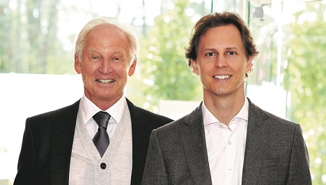 Michael Sieber bergibt die Leitung des Familienunternehmens an seinen Sohn Florian (Foto: Simba Dickie)