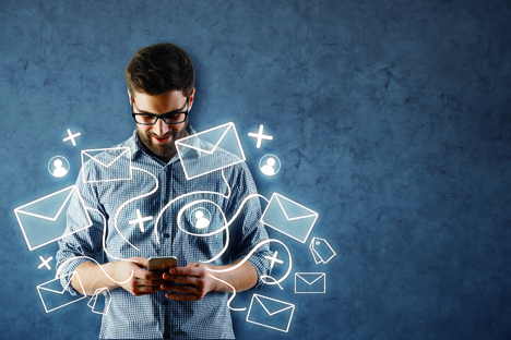 Shopping findet immer mehr über das Handy statt - Quelle: Peshkova/Fotolia