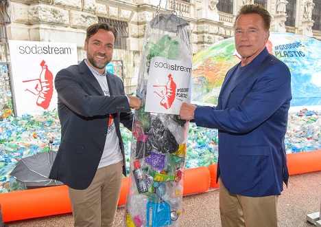 Arnold Schwarzenegger unterstützt SodaStream beim Kampf gegen Plastikmüll -