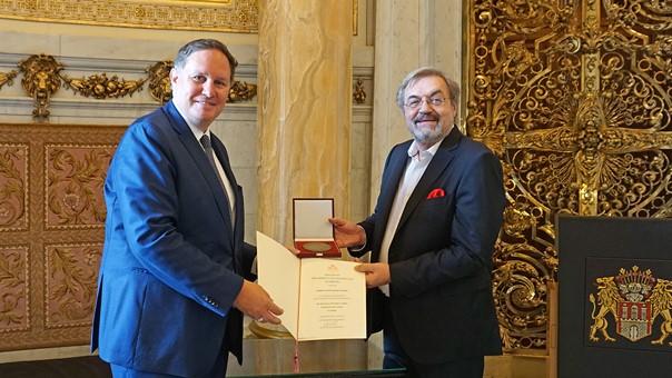 Verleger Peter Strahlendorf vom Hamburger Senat geehrt - Der Hamburger Kultursenator Carsten Brosda (l.) überreicht Peter Strahlendorf die Medaille für Treue Arbeit im Dienste des Volkes in Silber - Foto: Behörde für Kultur und Medien