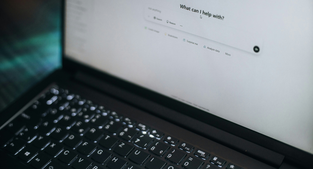 Nutzer:innen reagieren sensibel auf Werbung in KI-Chatbots - Quelle: Aerps.com/Unsplash
