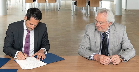 TUM-Prsident Thomas F. Hofmann (links) und EQUA-Stiftungsvorstand Dr. Ulrich Wacker unterzeichnen den Vertrag ber die neue Stiftungsprofessur zu Familienunternehmen (Foto: Uli Benz / TUM)