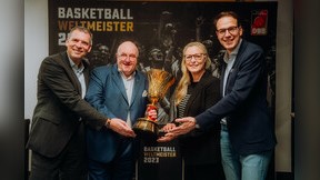 Toyota ist Mobilitätspartner des Deutschen Basketball Bundes - V.l.n.r.: André Schmidt, Präsident Toyota Deutschland, DBB-Präsident Ingo Weiss, Cathrin Koch, Direktorin Marketing Toyota Deutschland, Mario Köhler, COO & Commercial Director Toyota Deutschland - Quelle: Toyota Deutschland GmbH
