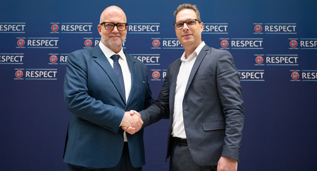 Haleon wird Gesundheitspartner der UEFA - Dr. Zoran Bahtijarevic (l.), Bereichsleiter Medizinisches und Antidoping der UEFA, und Eran Gefen (r.), VP sowie Leiter medizinische und wissenschaftliche Angelegenheiten für OTC-Produkte bei Haleon – Quelle: UEFA / Haleon
