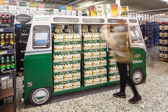 Veltins setzt Pülleken in Szene - Pülleken-Aufsteller in Form eines Retrobullis sollen im Handel für Aufmerksamkeit sorgen - Quelle: Veltins