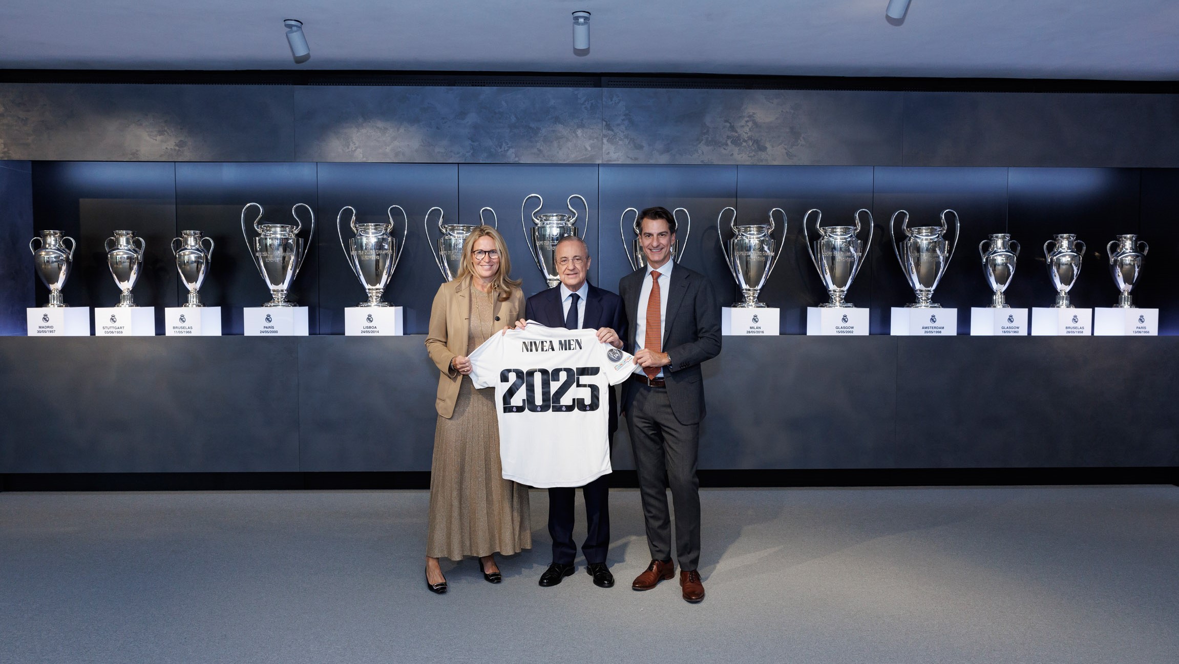 Real Madrid und Nivea Men verlängern ihre Kooperation - Grita Loebsack, Präsidentin Nivea, Florentino Pérez, Präsident Real Madrid, und Oswald Barckhahn, Vorstandsmitglied bei Beiersdorf (v.l.n.r.) - Quelle: Beiersdorf AG