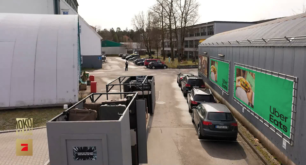 ProSiebenSat.1 baut Angebot an virtuellen Werbeformaten aus - Bei der ProSieben-Show Joko & Klaas gegen ProSieben wurden großflächige Plakate des Werbekunden Uber Eats nachträglich in das Show-Setting integriert – Foto: Seven.One Media