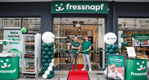 Fressnapf startet erstes City-Format in Deutschland - Marktleiter Christoph Wagner und Projektleiter Richard Thamm eröffnen den neuen Fressnapf City in München-Schwabing – Quelle: Fressnapf