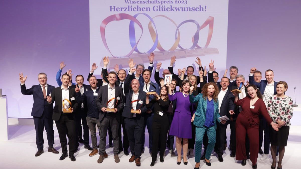Wissenschaftspreis für die besten Lösungen für den Handel verliehen - Preisträger:innen und Laudator:innen des Wissenschaftspreises 2023 - Quelle: EHI/GS1/Jörn Wolter
