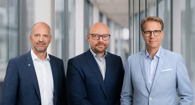 Bayerische stellt BOAM Führung neu auf - Joachim Zech (l.), Geschäftsführer die Bayerische Online-Versicherungsagentur und -Marketing GmbH (BOAM), Philipp Langendörfer (m.), neuer Geschäftsführer der BOAM und Martin Gräfer (r.), Vorstand die Bayerische – Quelle: Die Bayerische