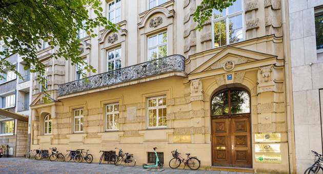 Deutsche Betriebe sehen Chancen im Binnenmarkt, kritisieren aber Bürokratie - Die Stiftung Familienunternehmen (hier das Gebäude in einer Außenansicht) hat Im September 2025 ihre Umfrage zur Situation von Familienunternehmen in der EU vorgestellt – Foto: Stiftung Familienunternehmen