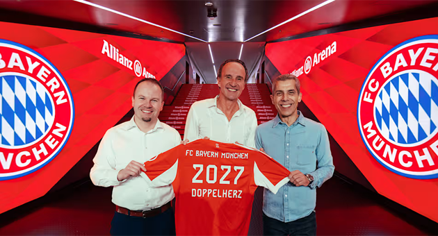 Doppelherz will internationaler werden und wird Partner des FC Bayern - v.l.: Tim Simonsen, Global Head of Marketing bei Queisser Pharma, Erich Nobis, Geschäftsführer von Queisser Pharma, und Michael Diederich, stellvertretender Vorstandsvorsitzender des FC Bayern - Quelle: FC Bayern