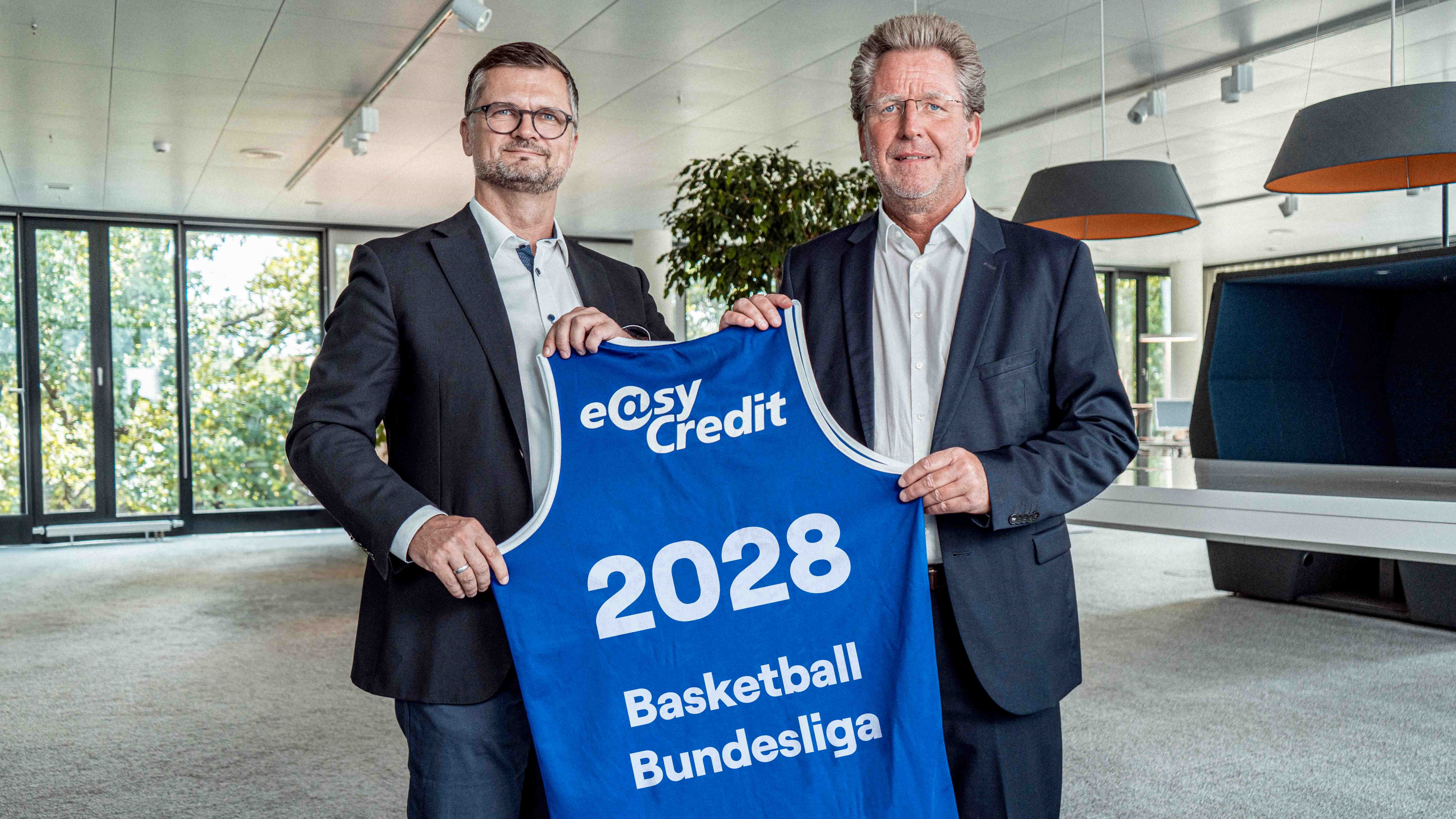 Easycredit bleibt Namensgeber der Basketball-Bundesliga - Christian Polenz, stellvertretender Vorstandsvorsitzender und Chief Customer Officer der Teambank AG, und Dr. Stefan Holz, Geschäftsführer der Easycredit BBL - Quelle: Easycredit BBL/TeamBank AG