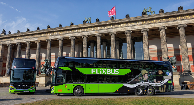 Flix und Museumsinsel Berlin setzen Kooperation fort - Flix wirbt weiterhin auf den Straßen für das Jubiläum der Museumsinsel Berlin – Foto: SPK / Thomas Koehler/photothek.de