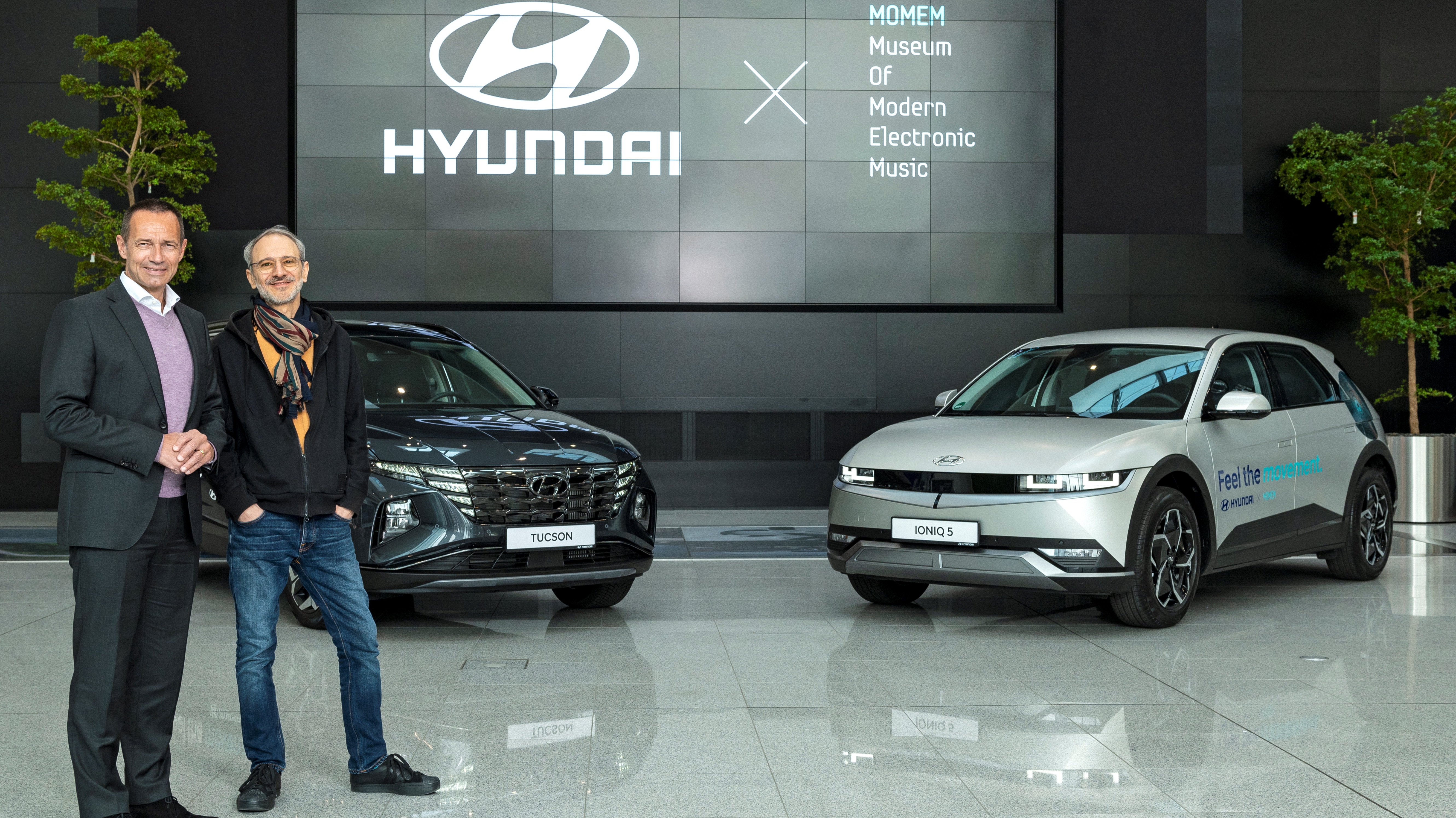 Hyundai ist Sponsor des Museum of Modern Electronic Music - Fahrzeugübergabe in der Hyundai Zentrale in Offenbach (v.l.): Jürgen Keller, Geschäftsführer Hyundai Motor Deutschland GmbH, und Alex Azary, Gründer und Geschäftsführer MOMEM - Quelle: Martin Joppen