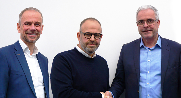 Zahnersatzhersteller Permadental mit neuem Deutschlandchef - Patrick Oosterwijk (l.) übernimmt den Posten des Permadental-Geschäftsführer von Klaus Spitznagel (Mitte). Torsten Schwafert, Geschäftsführer Modern Dental Europe, dankt dem scheidenden Spitznagel für seine Leistungen - Quelle: Permadental