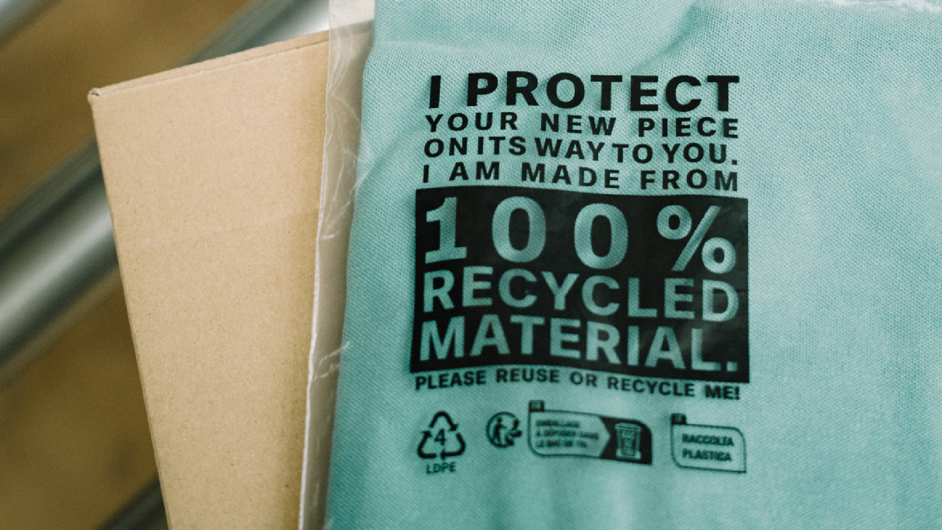 Seit Juli 2022 bestehen die Plastikverpackungen (Polybags) von Produkten der s.Oliver Group aus 100 Prozent% recyceltem Material - Quelle:  s.Oliver Group 