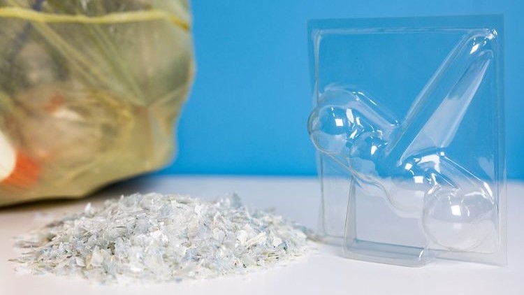 Henkel nutzt Rezyklat aus dem Gelben Sack für Blisterhauben - Für die Blisterhauben des WC Frisch Kraft Aktiv Pro Nature Pack verwendet Henkel erstmals 100 Prozent PCR aus dem Gelben Sack - Quelle: Henkel